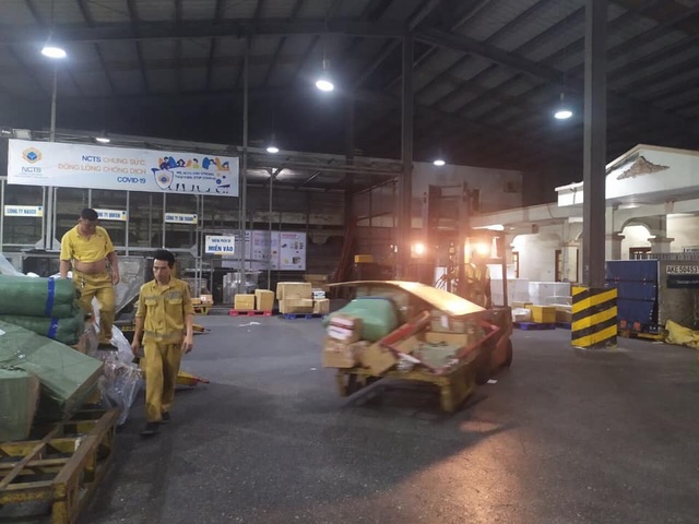Phát hiện lô hàng lậu “khủng vừa lọt cửa khẩu sân bay Nội Bài - 3 Phát hiện lô hàng lậu “khủng vừa lọt cửa khẩu sân bay Nội Bài - 3