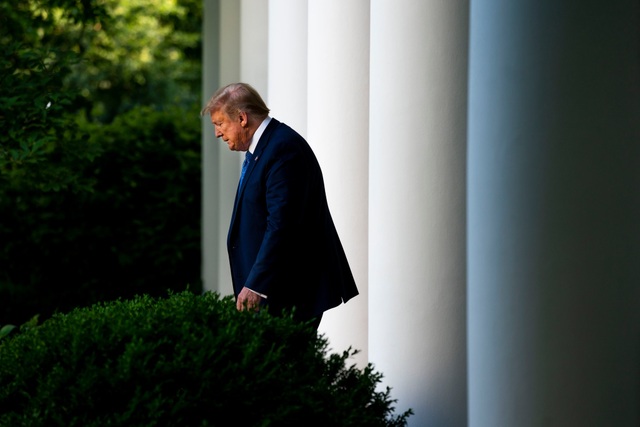 Đau đầu vì khủng hoảng trong nước, ông Trump đơn độc ở nước ngoài