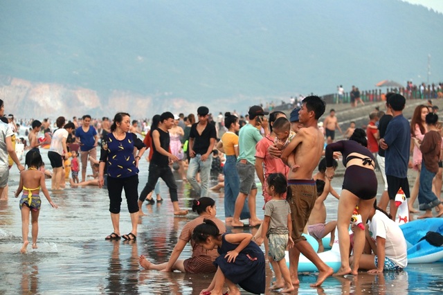 Bể bơi, bãi biển chật kín người “giải nhiệt” trong đợt nóng kéo dài - 9 Bể bơi, bãi biển chật kín người “giải nhiệt” trong đợt nóng kéo dài - 9