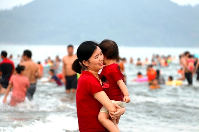 Bể bơi, bãi biển chật kín người “giải nhiệt” trong đợt nóng kéo dài - 7 Bể bơi, bãi biển chật kín người “giải nhiệt” trong đợt nóng kéo dài - 7