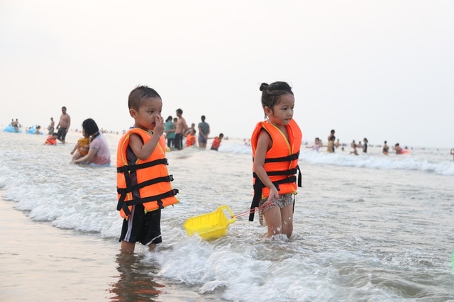 Bể bơi, bãi biển chật kín người “giải nhiệt” trong đợt nóng kéo dài - 10 Bể bơi, bãi biển chật kín người “giải nhiệt” trong đợt nóng kéo dài - 10