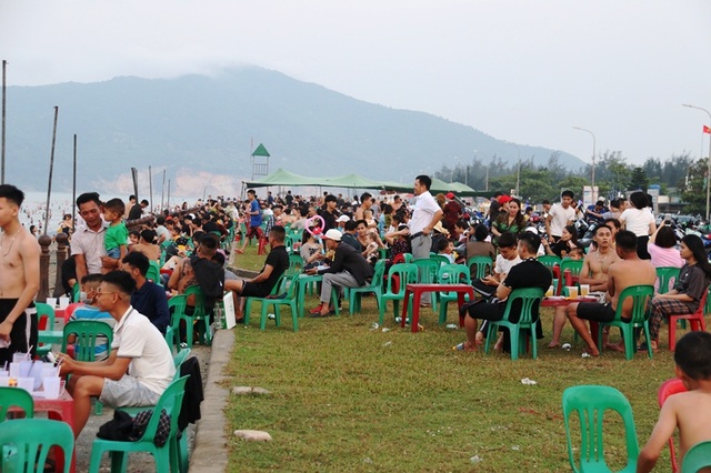 Bể bơi, bãi biển chật kín người “giải nhiệt” trong đợt nóng kéo dài - 8 Bể bơi, bãi biển chật kín người “giải nhiệt” trong đợt nóng kéo dài - 8