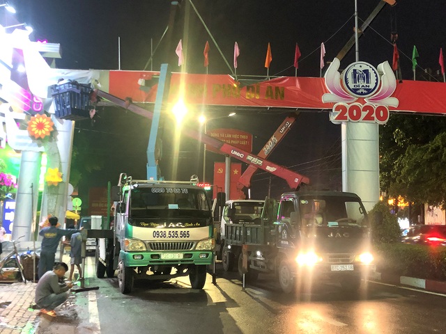 Vụ mưa giông quật đổ cổng chào: 200m dựng 3 cổng chào! - 4 Vụ mưa giông quật đổ cổng chào: 200m dựng 3 cổng chào! - 4