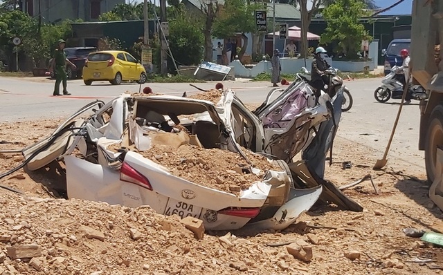Cháu bé 6 tuổi thoát chết thần kỳ trong chiếc xe con bị vò nát - 2 Cháu bé 6 tuổi thoát chết thần kỳ trong chiếc xe con bị vò nát - 2