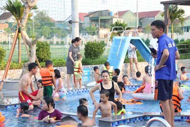 Bể bơi, bãi biển chật kín người “giải nhiệt” trong đợt nóng kéo dài - 1 Bể bơi, bãi biển chật kín người “giải nhiệt” trong đợt nóng kéo dài - 1