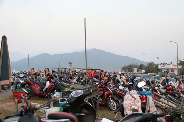 Bể bơi, bãi biển chật kín người “giải nhiệt” trong đợt nóng kéo dài - 6 Bể bơi, bãi biển chật kín người “giải nhiệt” trong đợt nóng kéo dài - 6