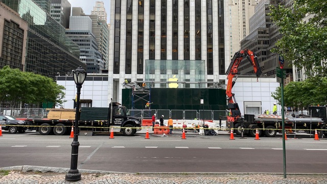 Apple Store quây kín ván gỗ bên ngoài để tránh bị người biểu tình hôi của - 1 Apple Store quây kín ván gỗ bên ngoài để tránh bị người biểu tình hôi của - 1