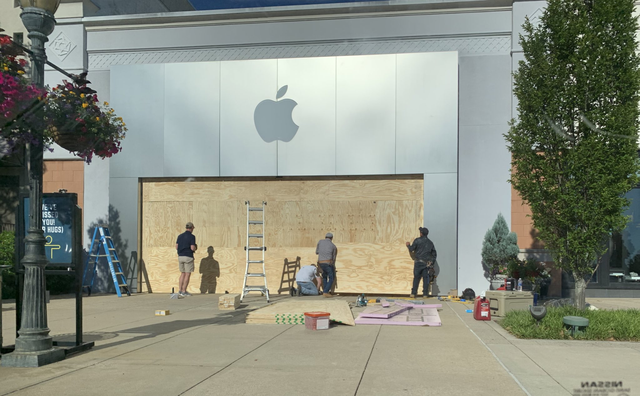 Apple Store quây kín ván gỗ bên ngoài để tránh bị người biểu tình hôi của - 2 Apple Store quây kín ván gỗ bên ngoài để tránh bị người biểu tình hôi của - 2