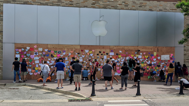 Apple Store quây kín ván gỗ bên ngoài để tránh bị người biểu tình hôi của - 3 Apple Store quây kín ván gỗ bên ngoài để tránh bị người biểu tình hôi của - 3