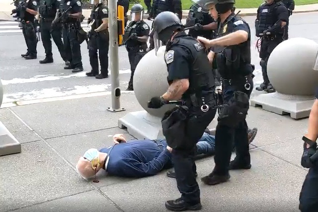 Video cảnh sát Mỹ xô người biểu tình 75 tuổi ngã đập đầu bất tỉnh