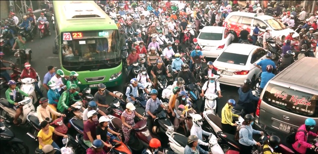 Ra đường như ra trận – nỗi khổ của tài xế Việt - 1 Ra đường như ra trận – nỗi khổ của tài xế Việt