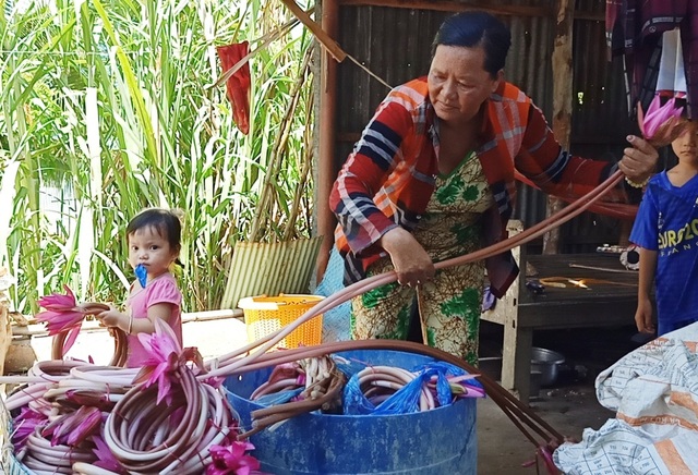 Xót xa cảnh người cha trẻ nằm liệt giường, hai con nhỏ mờ mịt tương lai - 5 Xót xa cảnh người cha trẻ nằm liệt giường, hai con nhỏ mờ mịt tương lai - 5