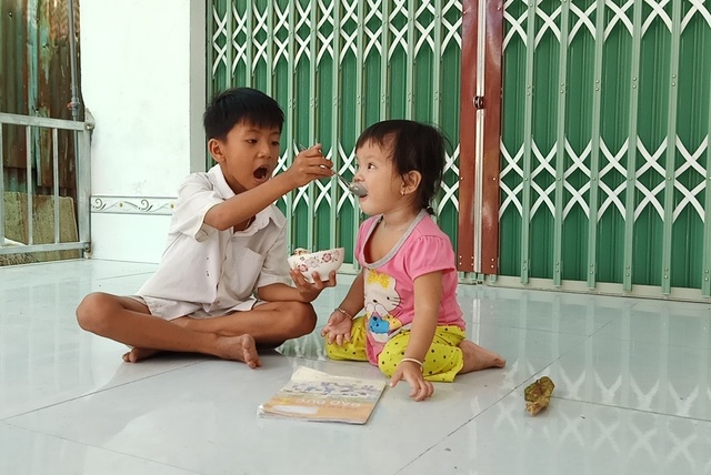 Xót xa cảnh người cha trẻ nằm liệt giường, hai con nhỏ mờ mịt tương lai - 7 Xót xa cảnh người cha trẻ nằm liệt giường, hai con nhỏ mờ mịt tương lai - 7