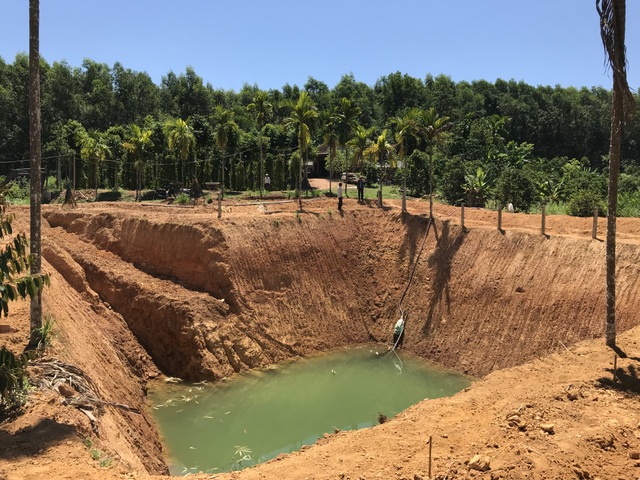Lão nông đào “giếng khủng” rộng 500 m2 chống hạn - 1 Lão nông đào “giếng khủng” rộng 500 m2 chống hạn - 1