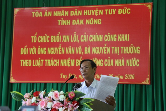 Cả trăm người náo loạn tại buổi xin lỗi đôi vợ chồng bị kết án oan - 2 Cả trăm người náo loạn tại buổi xin lỗi đôi vợ chồng bị kết án oan - 2