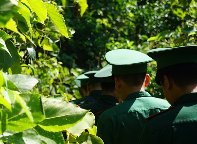Huy động lực lượng vào rừng sâu vây bắt đối tượng trốn trại nguy hiểm - 6 Huy động lực lượng vào rừng sâu vây bắt đối tượng trốn trại nguy hiểm - 6