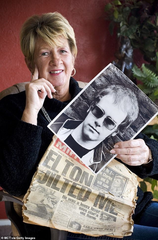 Danh ca Elton John trả tiền phẫu thuật cho hôn thê bị bỏ rơi năm xưa