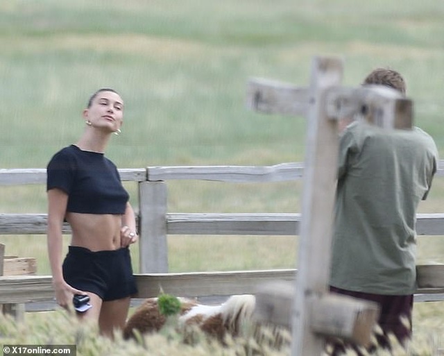 Hailey Bieber khoe eo thon khi cùng chồng đi cắm trại - 4 Hailey Bieber khoe eo thon khi cùng chồng đi cắm trại - 4