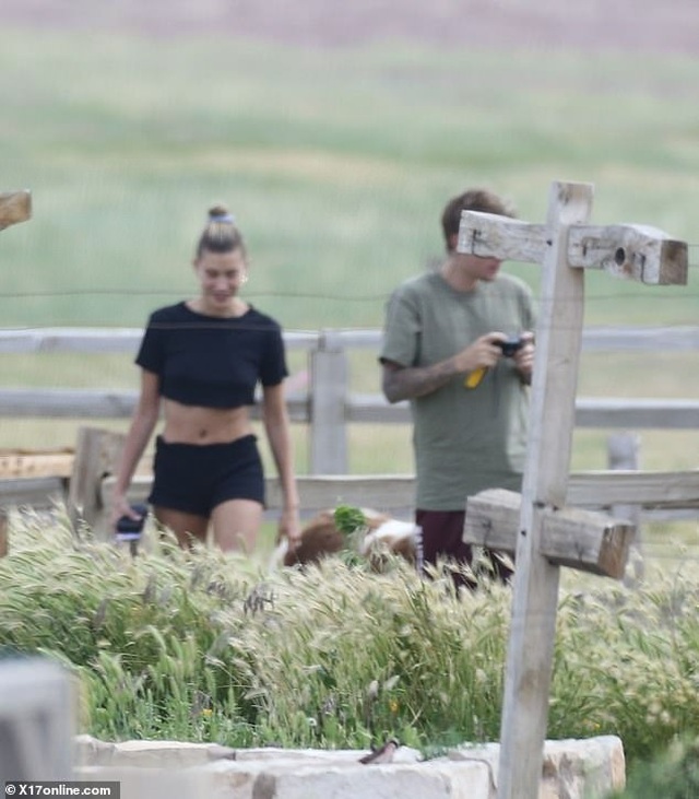 Hailey Bieber khoe eo thon khi cùng chồng đi cắm trại - 3 Hailey Bieber khoe eo thon khi cùng chồng đi cắm trại - 3