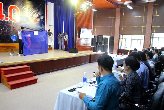 Cây phượng bật gốc đè học sinh tử vong vào phần thi nghiệp vụ sư phạm - 8 Cây phượng bật gốc đè học sinh tử vong vào phần thi nghiệp vụ sư phạm - 8