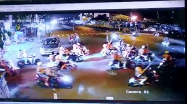 Hé lộ nguyên nhân vụ gần 200 thanh niên đánh người, đập quán ốc - 2 Hé lộ nguyên nhân vụ gần 200 thanh niên đánh người, đập quán ốc - 2