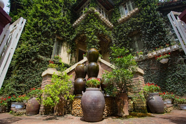 Chiêm ngưỡng biệt thự “độc nhất” Hà Nội, 3 tầng phủ kín dây leo chằng chịt - 8 Chiêm ngưỡng biệt thự “độc nhất” Hà Nội, 3 tầng phủ kín dây leo chằng chịt - 8