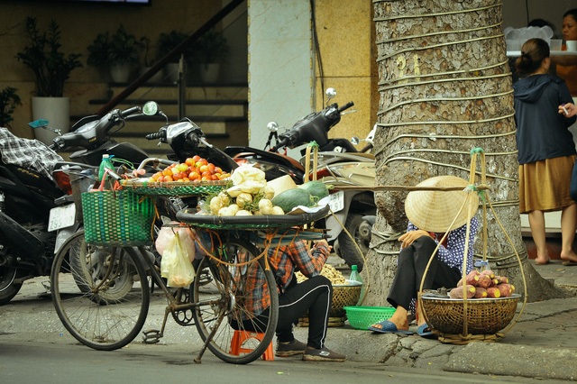 Người Hà Nội chật vật mưu sinh dưới nắng hè gay gắt - 2 Người Hà Nội chật vật mưu sinh dưới nắng hè gay gắt - 2