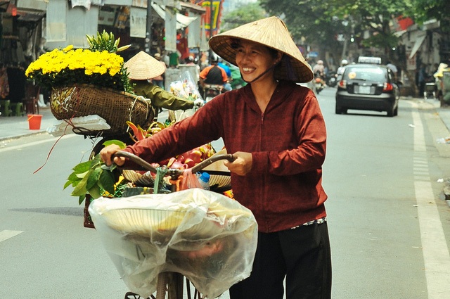 Người Hà Nội chật vật mưu sinh dưới nắng hè gay gắt - 5 Người Hà Nội chật vật mưu sinh dưới nắng hè gay gắt - 5