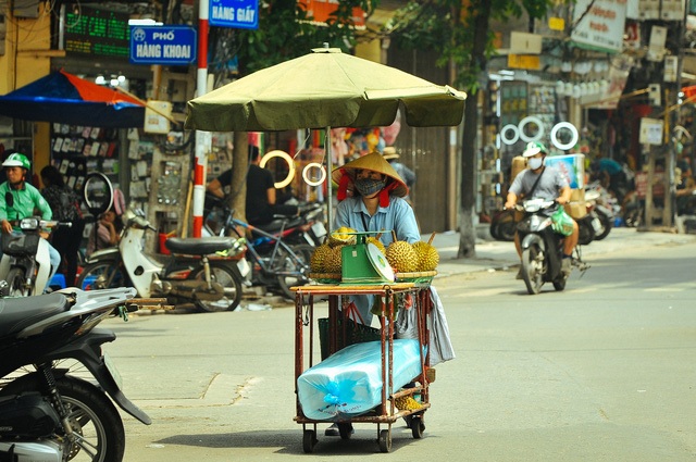 Người Hà Nội chật vật mưu sinh dưới nắng hè gay gắt - 6 Người Hà Nội chật vật mưu sinh dưới nắng hè gay gắt - 6