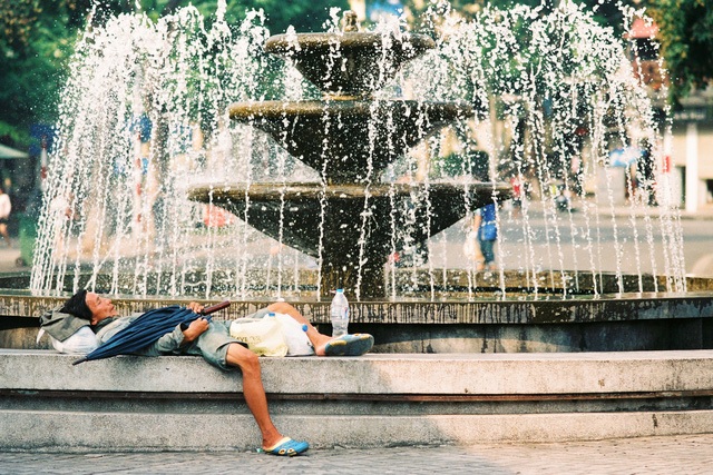 Người Hà Nội chật vật mưu sinh dưới nắng hè gay gắt - 8 Người Hà Nội chật vật mưu sinh dưới nắng hè gay gắt - 8
