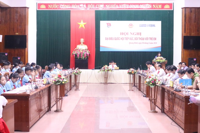 Đoàn Đại biểu Quốc hội tiếp xúc, lấy ý kiến của các em nhỏ về luật trẻ em - 1 Đoàn Đại biểu Quốc hội tiếp xúc, lấy ý kiến của các em nhỏ về luật trẻ em - 1