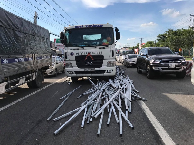 Hàng ngàn thanh sắt phi xuống từ container, nhiều người thoát chết - 1 Hàng ngàn thanh sắt phi xuống từ container, nhiều người thoát chết - 1