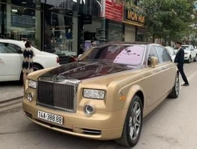 Siêu xe Rolls-Royce Phantom biển tứ quý bốc cháy ngùn ngụt trong đêm - 3 Siêu xe Rolls-Royce Phantom biển tứ quý bốc cháy ngùn ngụt trong đêm - 3