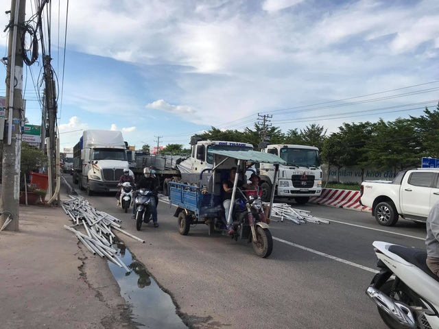 Hàng ngàn thanh sắt phi xuống từ container, nhiều người thoát chết - 2 Hàng ngàn thanh sắt phi xuống từ container, nhiều người thoát chết - 2