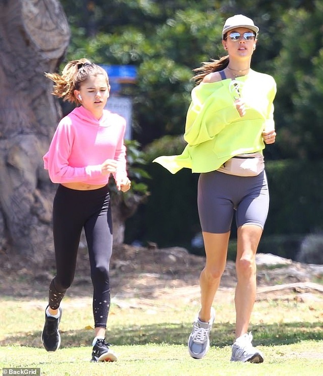 Alessandra Ambrosio đeo khẩu trang chạy trên phố - 2 Alessandra Ambrosio đeo khẩu trang chạy trên phố - 2
