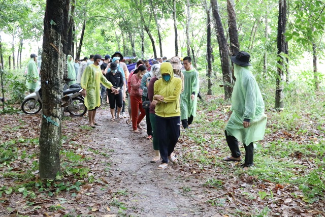Đột kích sòng bạc trong vườn cao su, bắt giữ 60 người - 3 Đột kích sòng bạc trong vườn cao su, bắt giữ 60 người - 3