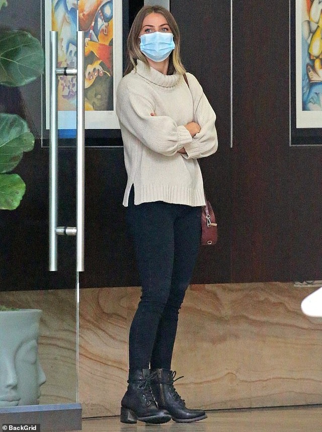 Alessandra Ambrosio đeo khẩu trang chạy trên phố - 10 Alessandra Ambrosio đeo khẩu trang chạy trên phố - 10