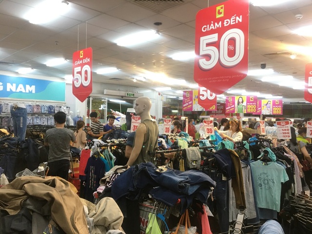 Người dân “săn” quần áo siêu rẻ tại BigC Miền Đông trước ngày đóng cửa - 2 Người dân “săn” quần áo siêu rẻ tại BigC Miền Đông trước ngày đóng cửa - 2