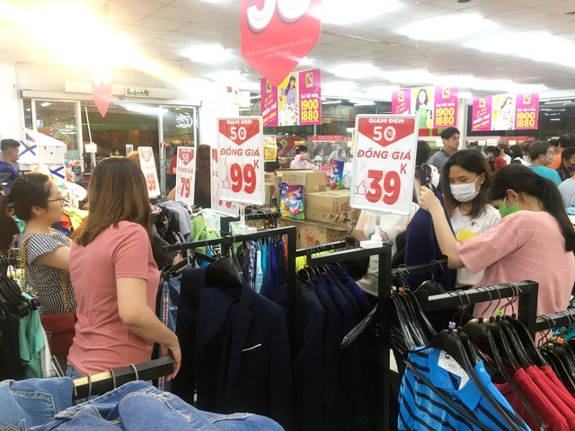 Người dân “săn” quần áo siêu rẻ tại BigC Miền Đông trước ngày đóng cửa - 4 Người dân “săn” quần áo siêu rẻ tại BigC Miền Đông trước ngày đóng cửa - 4