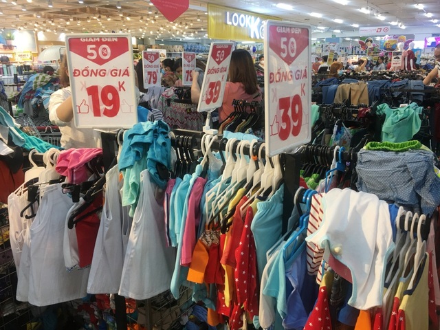 Người dân “săn” quần áo siêu rẻ tại BigC Miền Đông trước ngày đóng cửa - 6 Người dân “săn” quần áo siêu rẻ tại BigC Miền Đông trước ngày đóng cửa - 6