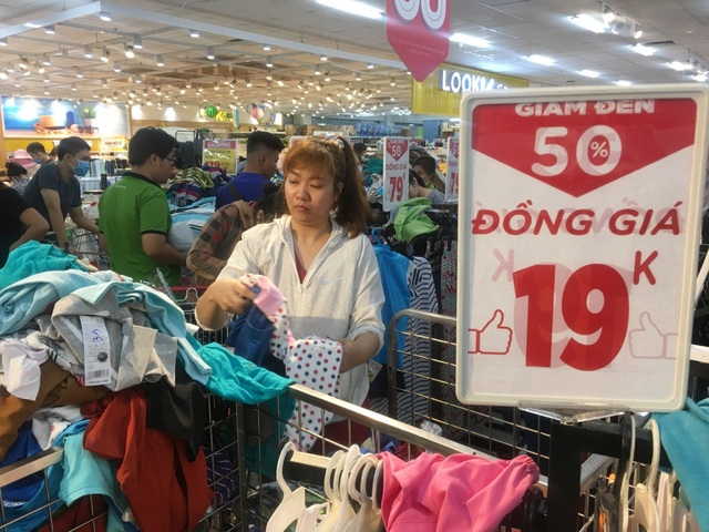 Người dân “săn” quần áo siêu rẻ tại BigC Miền Đông trước ngày đóng cửa - 5 Người dân “săn” quần áo siêu rẻ tại BigC Miền Đông trước ngày đóng cửa - 5