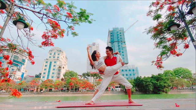 Cặp đôi Yoga Hải Phòng trình diễn điệu nghệ trên con đường hoa phượng vĩ - 1 Cặp đôi Yoga Hải Phòng trình diễn điệu nghệ trên con đường hoa phượng vĩ - 1
