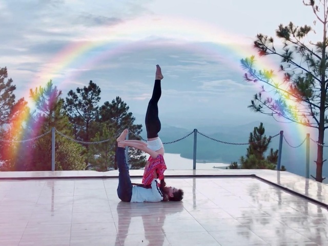 Cặp đôi Yoga Hải Phòng trình diễn điệu nghệ trên con đường hoa phượng vĩ - 5 Cặp đôi Yoga Hải Phòng trình diễn điệu nghệ trên con đường hoa phượng vĩ - 5