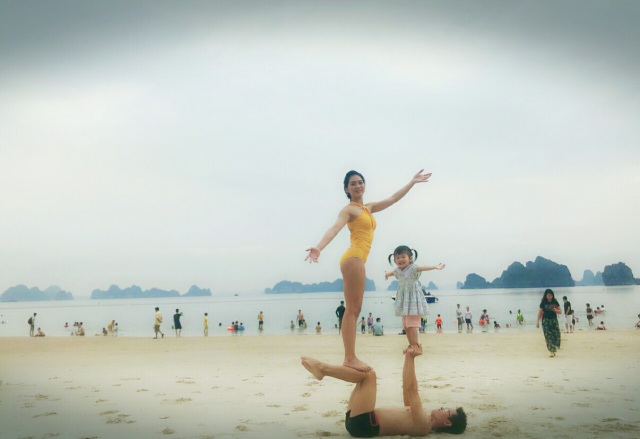 Cặp đôi Yoga Hải Phòng trình diễn điệu nghệ trên con đường hoa phượng vĩ - 8 Cặp đôi Yoga Hải Phòng trình diễn điệu nghệ trên con đường hoa phượng vĩ - 8