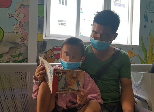 Con ngủ ngáy, giọng khàn, 1 tuần sau mẹ nhận tin con bị ung thư amidan - 1 Con ngủ ngáy, giọng khàn, 1 tuần sau mẹ nhận tin con bị ung thư amidan - 1