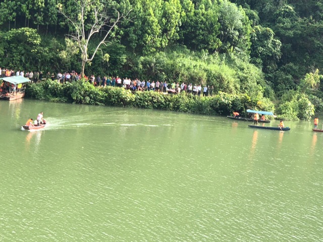7 thanh niên bị lật thuyền khi đi chơi thác, 3 người tử vong - 1 7 thanh niên bị lật thuyền khi đi chơi thác, 3 người tử vong - 1