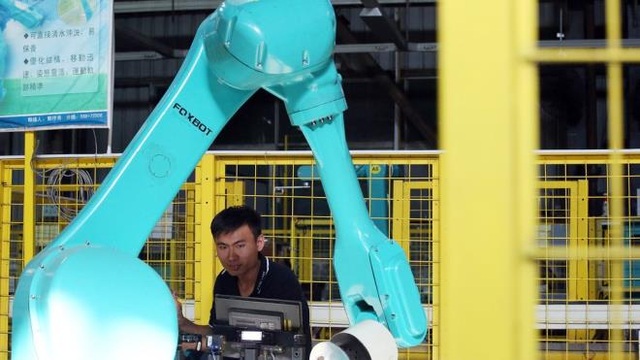Đốt hàng triệu USD sản xuất robot, Apple nhận ra con người làm vẫn tốt hơn - 1