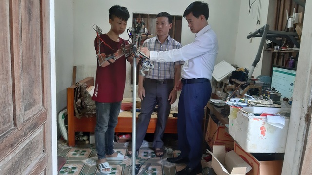 Nam sinh miền núi đam mê chế tạo cánh tay Robot cho người khuyết tật - 5 Nam sinh miền núi đam mê chế tạo cánh tay Robot cho người khuyết tật - 5