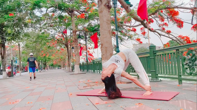 Cặp đôi Yoga Hải Phòng trình diễn điệu nghệ trên con đường hoa phượng vĩ - 2 Cặp đôi Yoga Hải Phòng trình diễn điệu nghệ trên con đường hoa phượng vĩ - 2