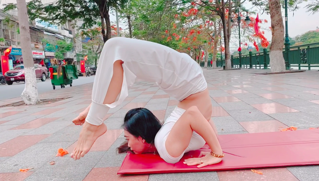 Cặp đôi Yoga Hải Phòng trình diễn điệu nghệ trên con đường hoa phượng vĩ - 3 Cặp đôi Yoga Hải Phòng trình diễn điệu nghệ trên con đường hoa phượng vĩ - 3